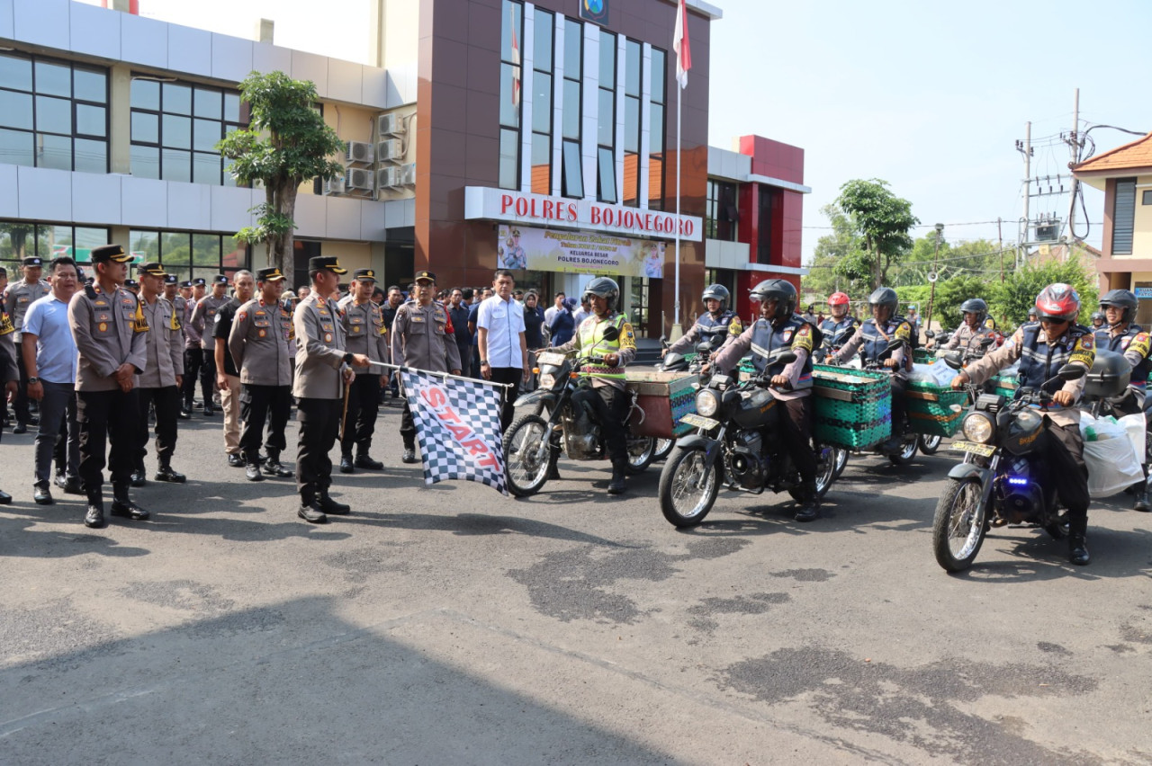 Personil Bhabinkamtibmas Polres Bojonegoro saat sibuk menyiapkan bingkisan untuk warga penerima zakat (dok Humas Polres Bojonegoro for jatimnow.com))