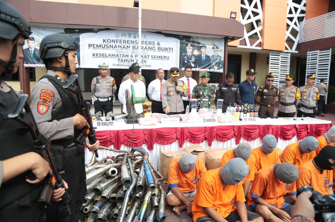 Pemusnahan miras ilegal, ganja, pil trex dan knalpot brong di Polres Probolinggo Kota. (Foto: Humas Polres Probolinggo Kota for jatimnow,.com)