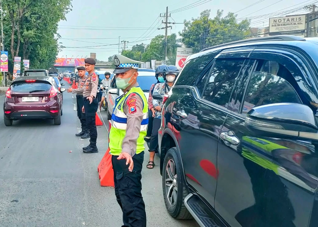 Petugas Polresta Sidoarjo saat mengatur lalu lintas arus mudik. (Foto: Ahaddiini HM/jatimnow.com).