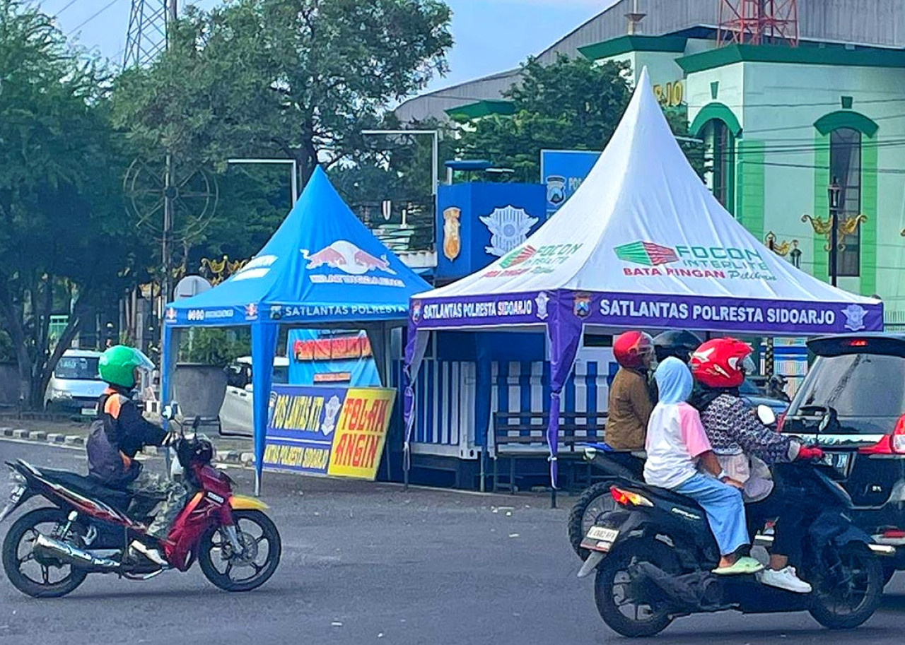 Posko kesehatan Dinkes di Sidoarjo daerah Bundaran Taman Pinang Indah (TPI). (Foto: Ahaddiini HM/jatimnow.com).