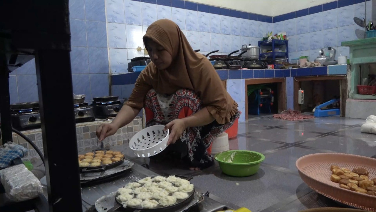 Produsen kue basah milik Yuaningsi terdampak kenaikan harga gula. (Foto : Adyad Ammy Iffansah/jatimnow.com)