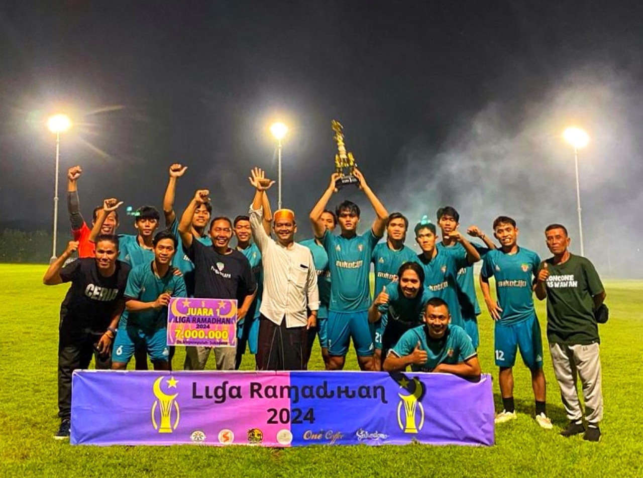 Putra Kelapa FC saat menerima hadiah sebagai juara Liga Ramadan 2024 setelah mengalahkan Slot FC di laga final. (Foto: Ahaddiini HM/jatimnow.com).