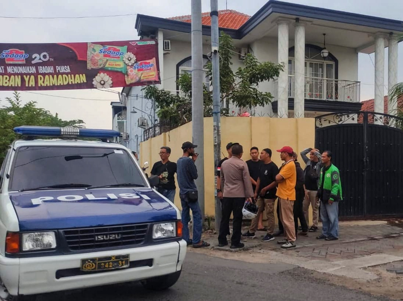 Polisi saat mendatangi belasan Aliansi Arek Sidoarjo di depan rumah Via Vallen.