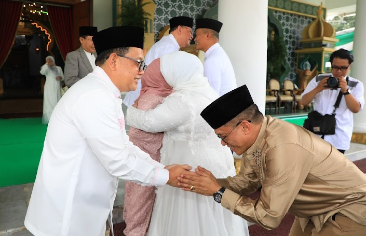 Antusiasme Warga Surabaya Ikut Open House Idul Fitri di Grahadi