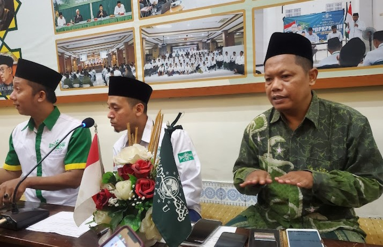 Aris dalam konferensi pers di Kantor PCNU Surabaya. (Foto: Humas PCNU Surabaya)
