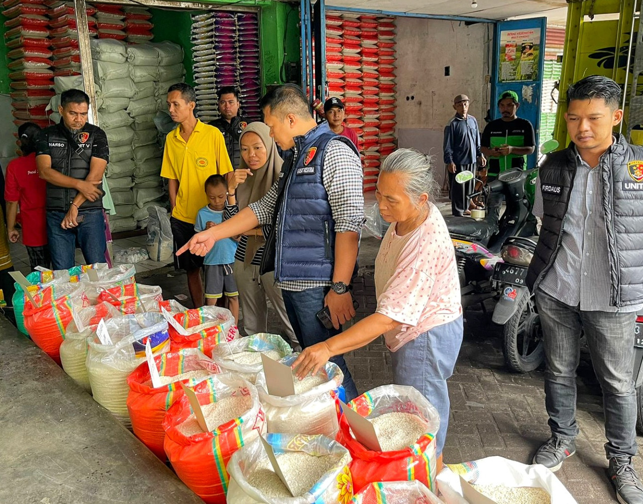 Tim Satgas Pangan Sidoarjo saat melaksanakan sidak harga bahan pokok di Pasar Larangan Sidoarjo. (Foto: Ahaddiini HM/jatimnow.com)