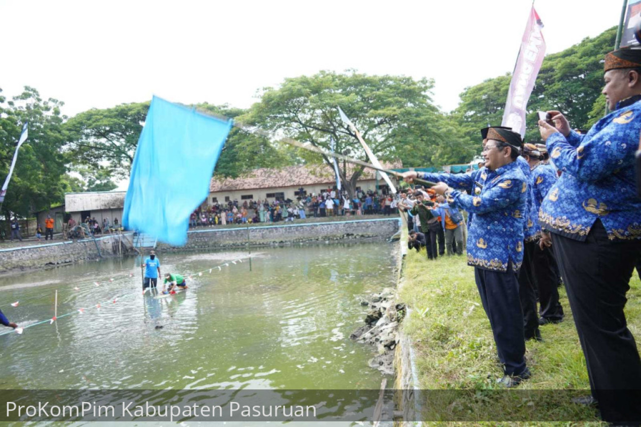 Pj Bupati Pasuruan, Andriyanto menyaksikan tradisi Ski Lot. (Foto: Prokompim Kabupaten Pasuruan for jatimnow.com)