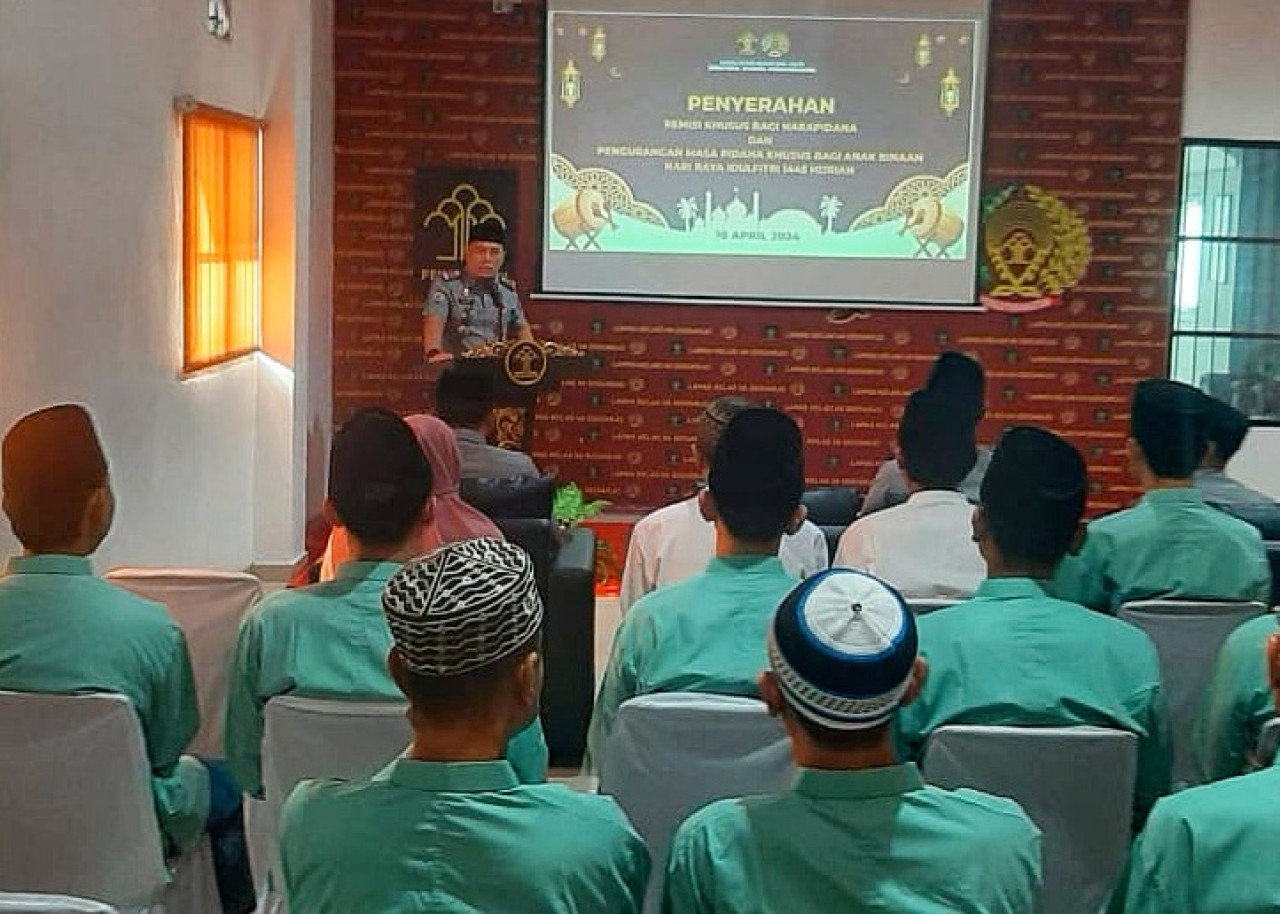 Warga Binaan Lapas Sidoarjo mengikuti tausiah, usai melaksanakan Salat Idul Fitri 1445. (Foto: Ahaddiini HM/jatimnow.com).