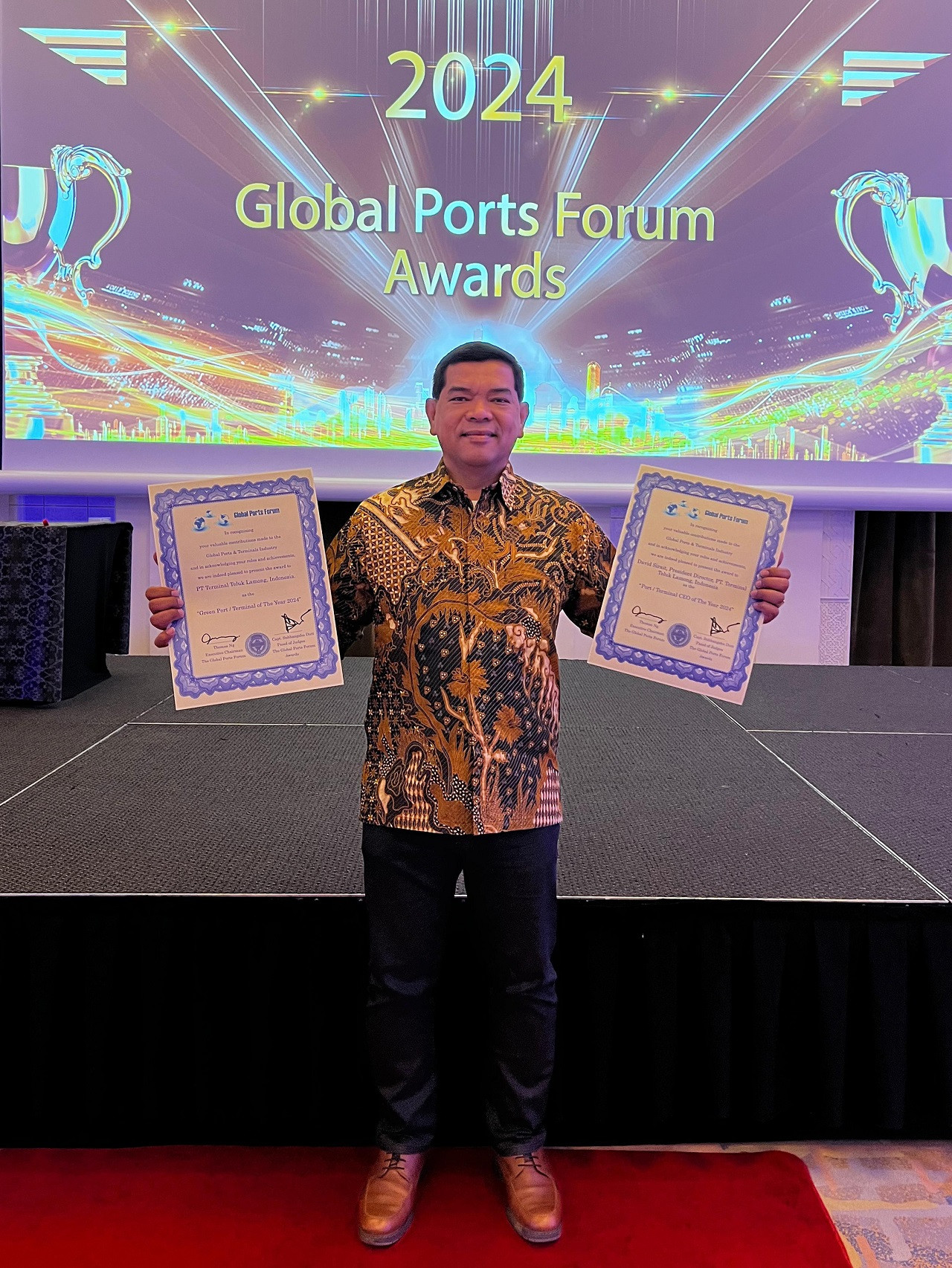 Direktur Utama TTL, David Pandapotan Sirait, menerima 2 penghargaan yang diberikan kepada David Sirait untuk kategori Terminal CEO of The Year 2024 dan kepada Terminal Teluk Lamong untuk kategori Green Port of The Year. (Foto: Humas PT Terminal Teluk Lamo