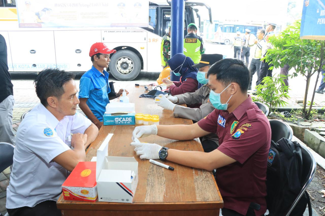 Polres Gresik Periksa Tes Urine Puluhan Sopir Bus, Cegah Kecelakaan Saat Mudik