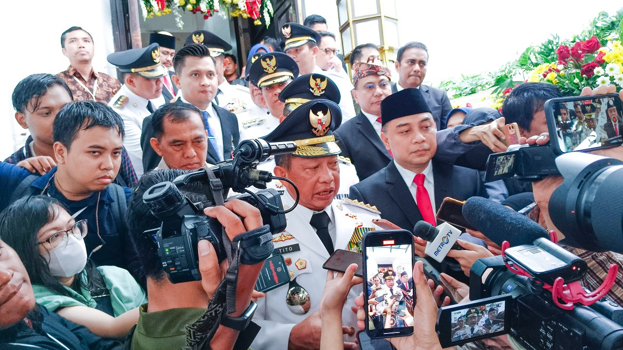 Mendagri Tito Karnavian didampingi Walikota Surabaya saat wawancara dengan awak media usai peringatan hari Otonomi Daerah (Foto: Misbahul Munir/jatimnow.com)
