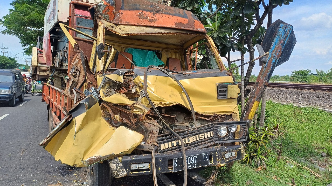 Kerusakan truk angkutan kombi seusai tabrak tronton boks di Lamongan. (Foto : Adyad Ammy Iffansah/jatimnow.com)