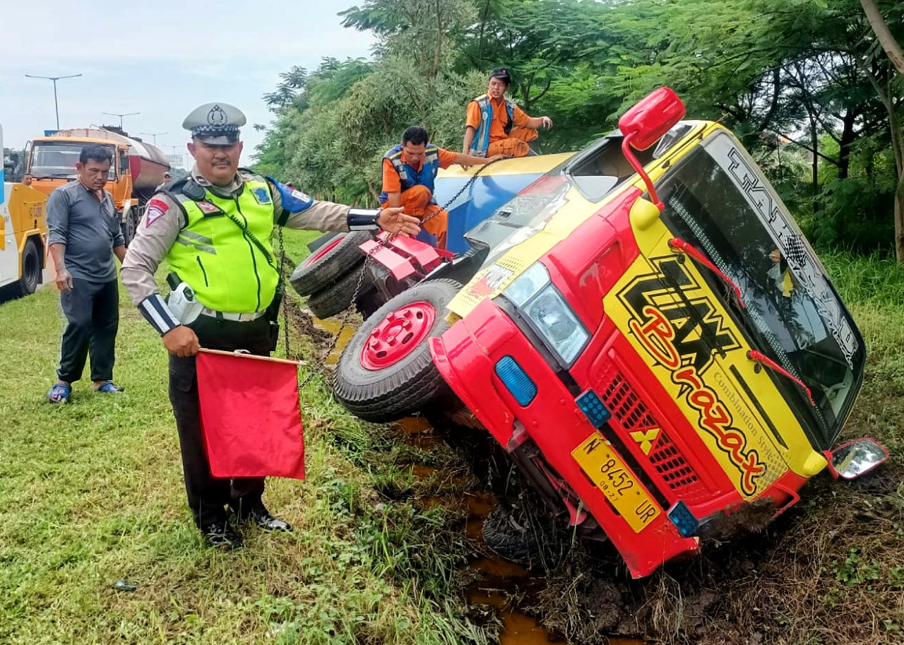 Truk Tangki Muat Minyak Goreng Terguling di Parit Tol Waru Sidoarjo