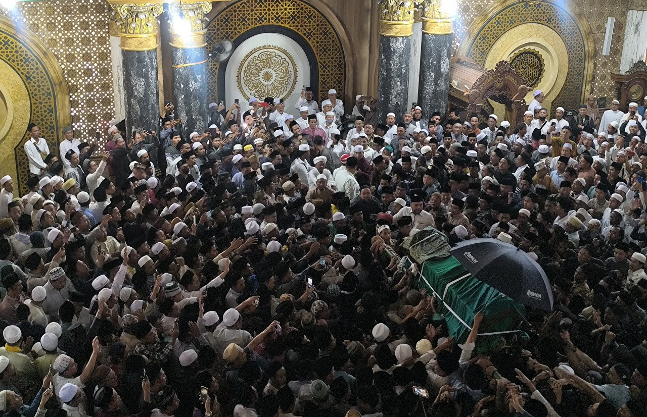 Ribuan masyarakat mengantar jenazah KH Zubair Muntashor (Foto: tangkapan layar media sosial for jatimnow.com)