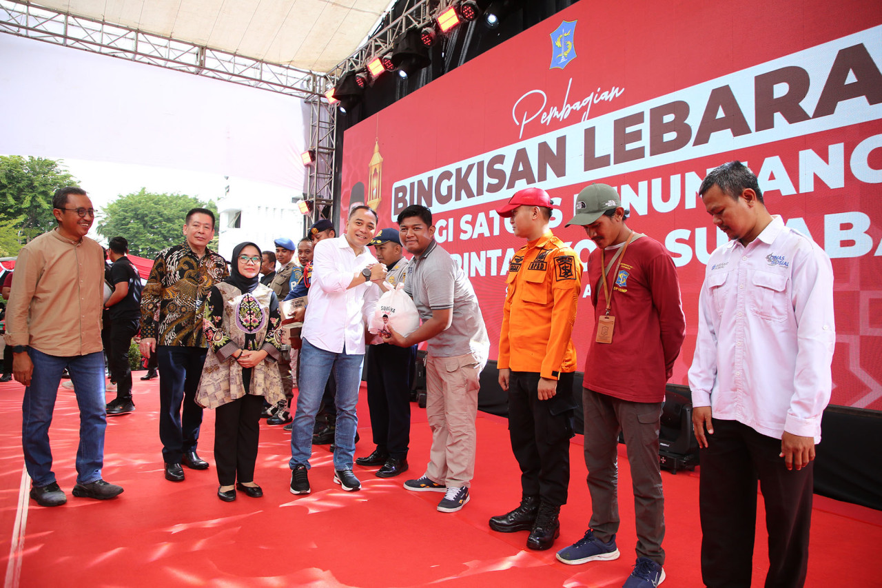 Wali Kota Eri Cahyadi membagikan bingkiran kepada pegawai di lingkungan Pemkot Surabaya (Foto: Humas Pemkot Surabaya for jatimnow.com)