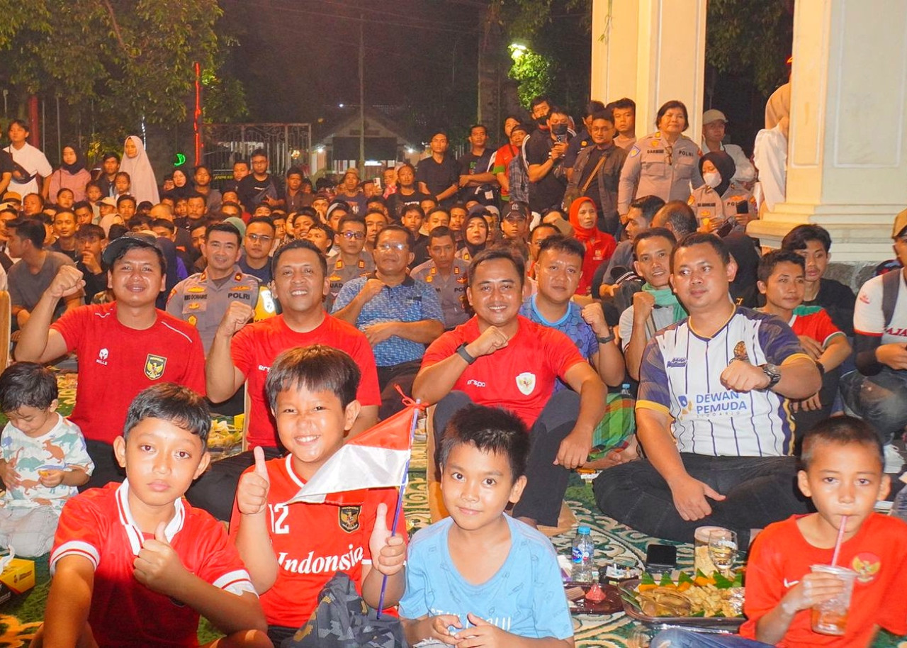 Nobar semifinal Piala Asia U-23 Indonesia-Uzbekistan yang digelar Polresta Sidoarjo di Alun-alun. (Foto: Ahaddiini HM/Jatimnow.com).
