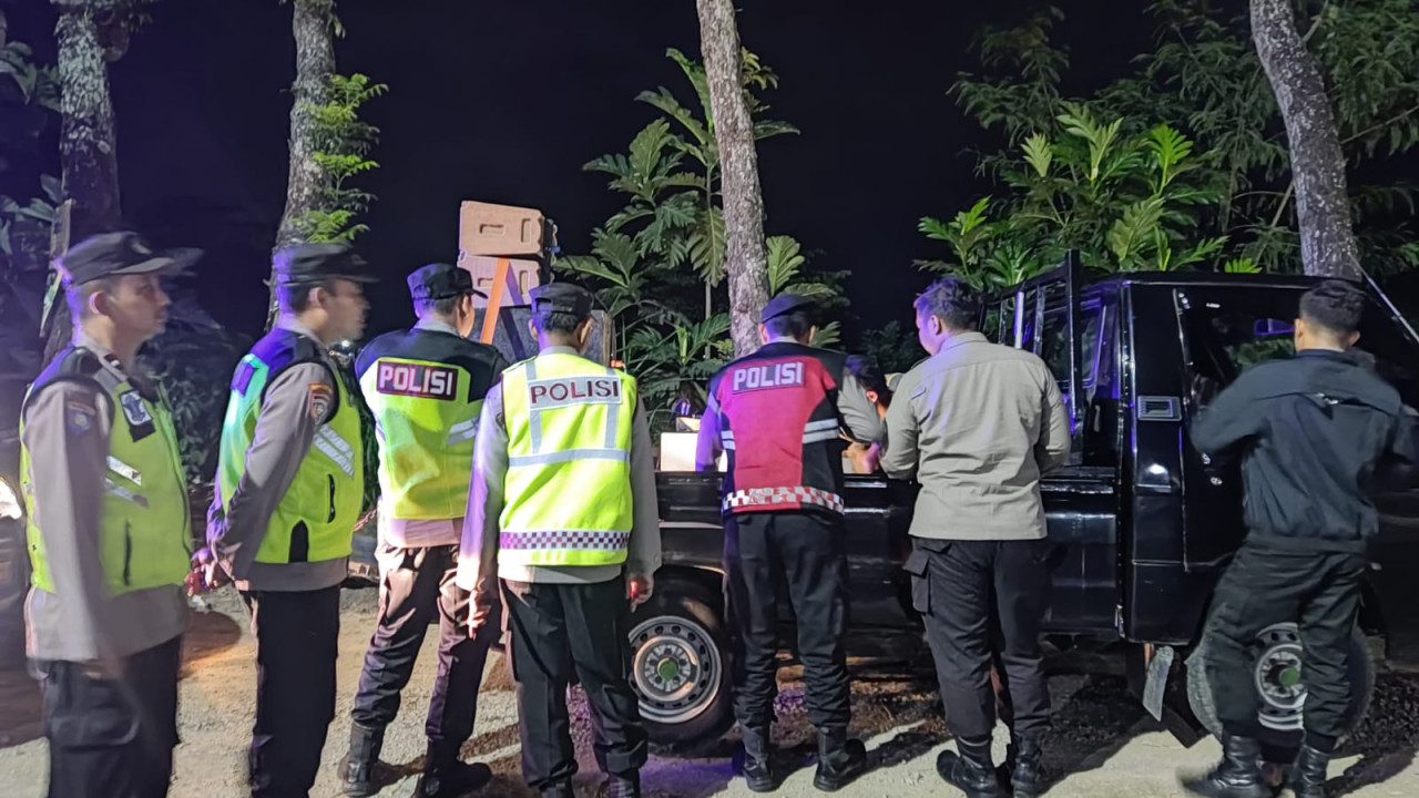 Mobil pengangkut sound system yang diamankan petugas. (Foto: Polres Trenggalek/jatimnow.com)