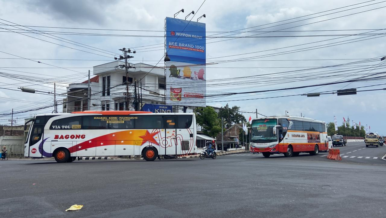 Ilustrasi Bagong dan Harapan Jaya saat melintas di Kota Kediri. (Foto: Yanuar Dedy/jatimnow.com)