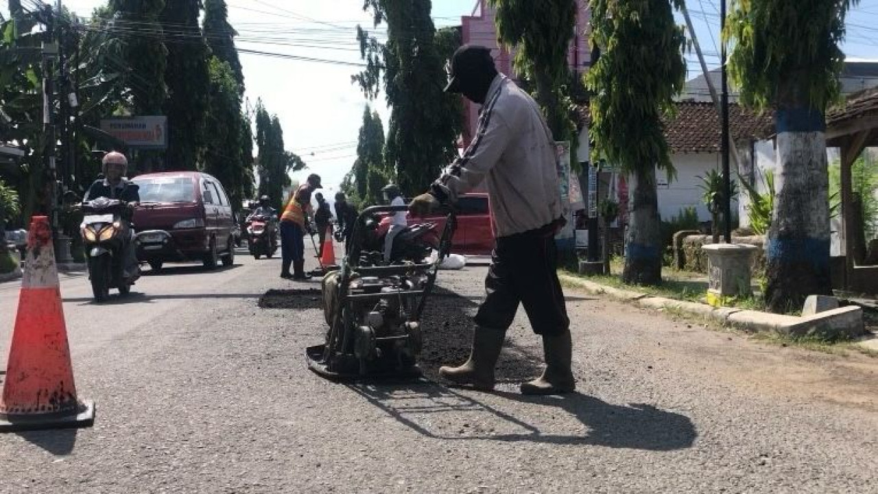 Perbaikan jalur mudik di Ponorogo. (Foto: Ahmad Fauzani/jatiimnow.com)
