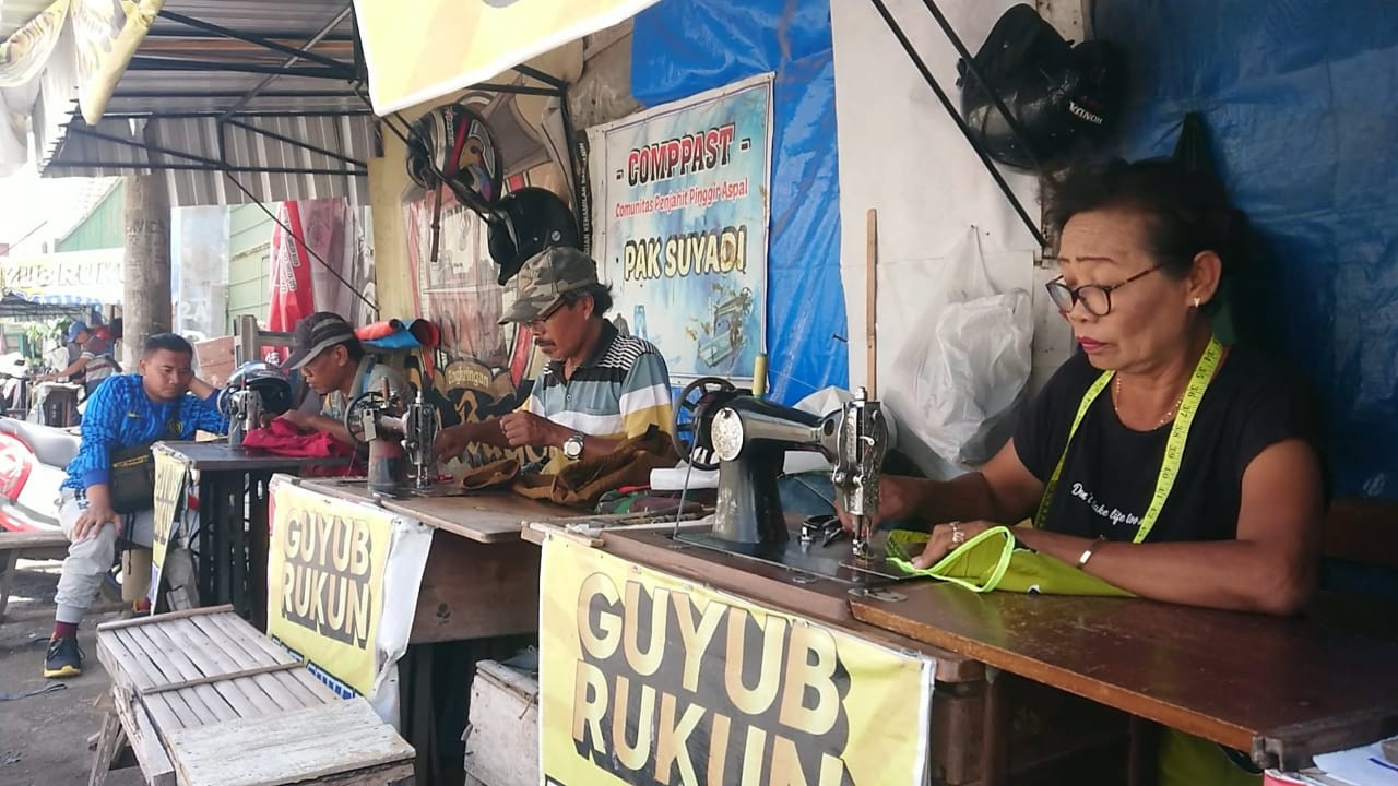 Jasa vermak pakaian di Tulungagung laris manis jelang lebaran. (Foto: Bramanta Pamungkas/jatimnow.com)