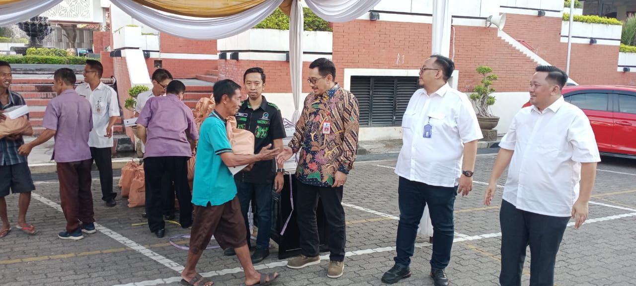 Pembagian sembako untuk warga sekitar kantor DPRD Jatim. (Foto: Zaki/jatimnow.com)