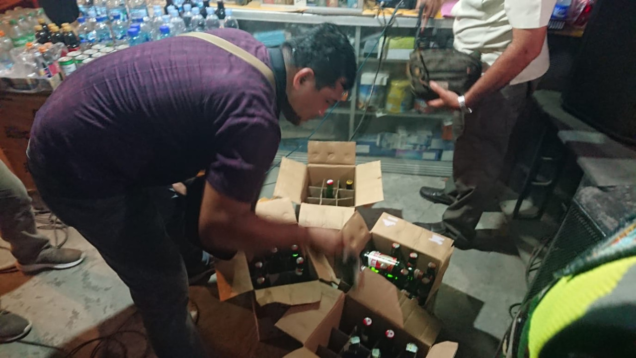 Petugas saat melakukan razia tempat karaoke di Tulungaging. (Foto: Bramanta Pamungkas/jatimnow.com)
