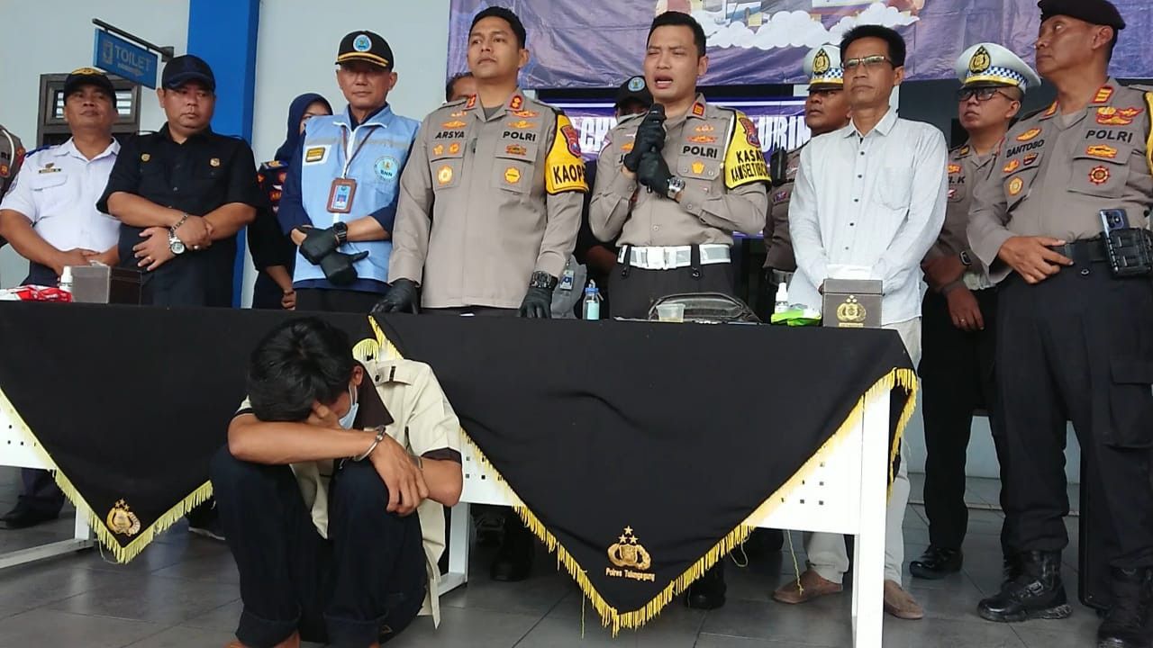 Polisi menunjukkan sopir bus yang positif mengkonsumsi sabu. (Foto: Bramanta Pamungkas/jatimnow.com)