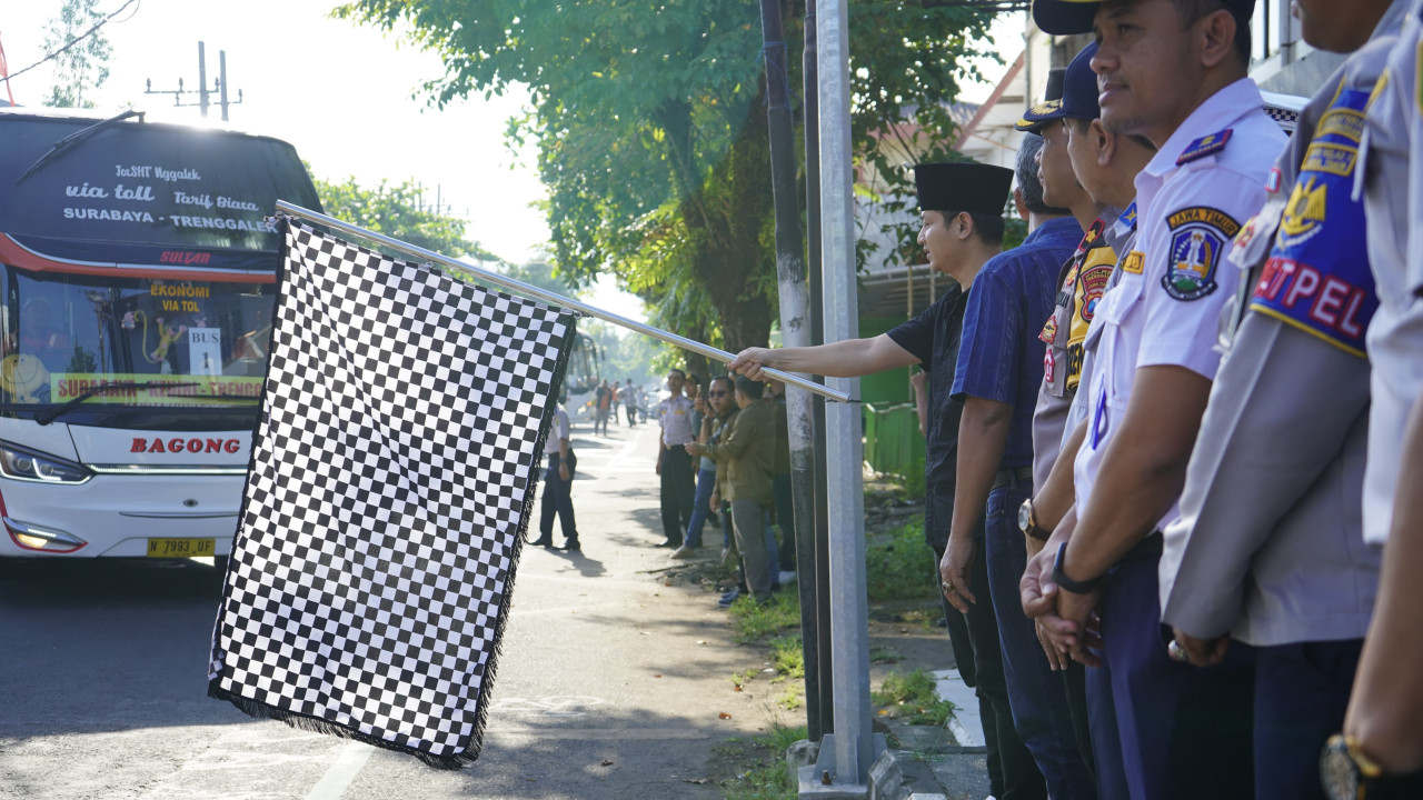 Mas Ipin berangkatkan 7 bus balik gratis ke Surabaya. (Foto: Prokopim Trenggalek/jatimnow.com)