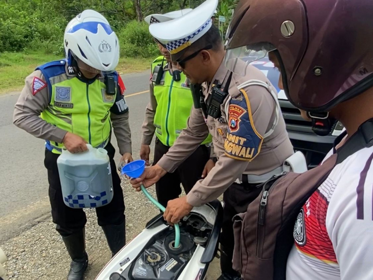 Polisi mengubah motor patroli menjadi pengangkut BBM. (Foto: Dok Polres Tulungagung)
