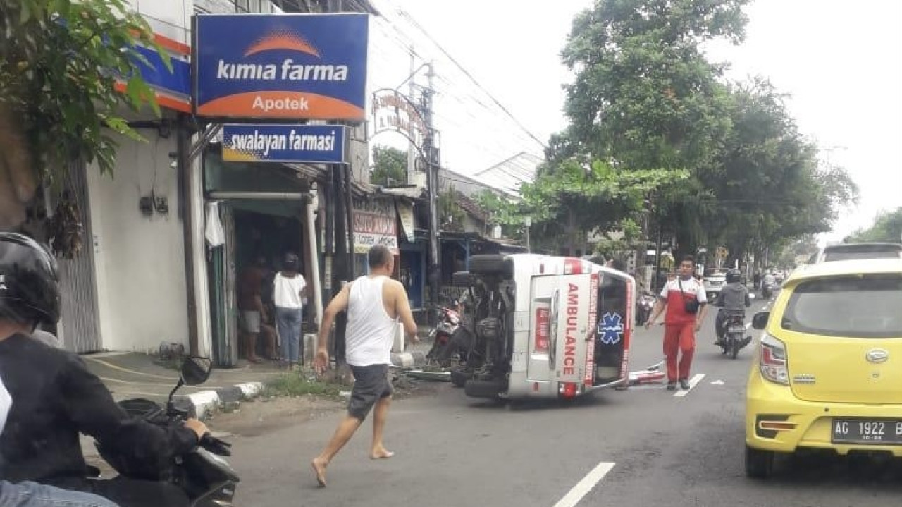 Kondisi ambulans terguling di Tulungagung. (Foto: Bramanta Pamungkas/jatimnow.com)