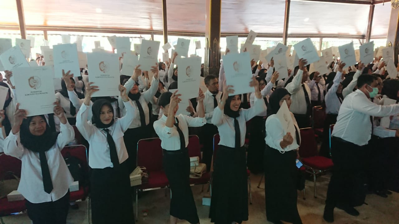 304 PPPK di Tulungagung menunjukkan SK yang diterimanya. (Foto: Bramanta Pamungkas/jatimnow.com)