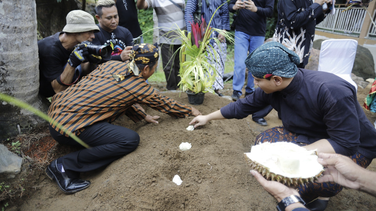 Bupati Trenggalek, Mochamad Nur Arifin saat mengikuti ritual metri durian. (Foto: Prokopim Trenggalek/jatimnow.com)