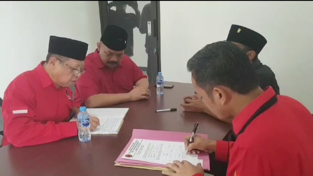 Mantan Bupati Tulungagung, Maryoto Birowo saat mengambil formulir pendaftaran. (Foto: dok DPC PDIP Tulungagung)