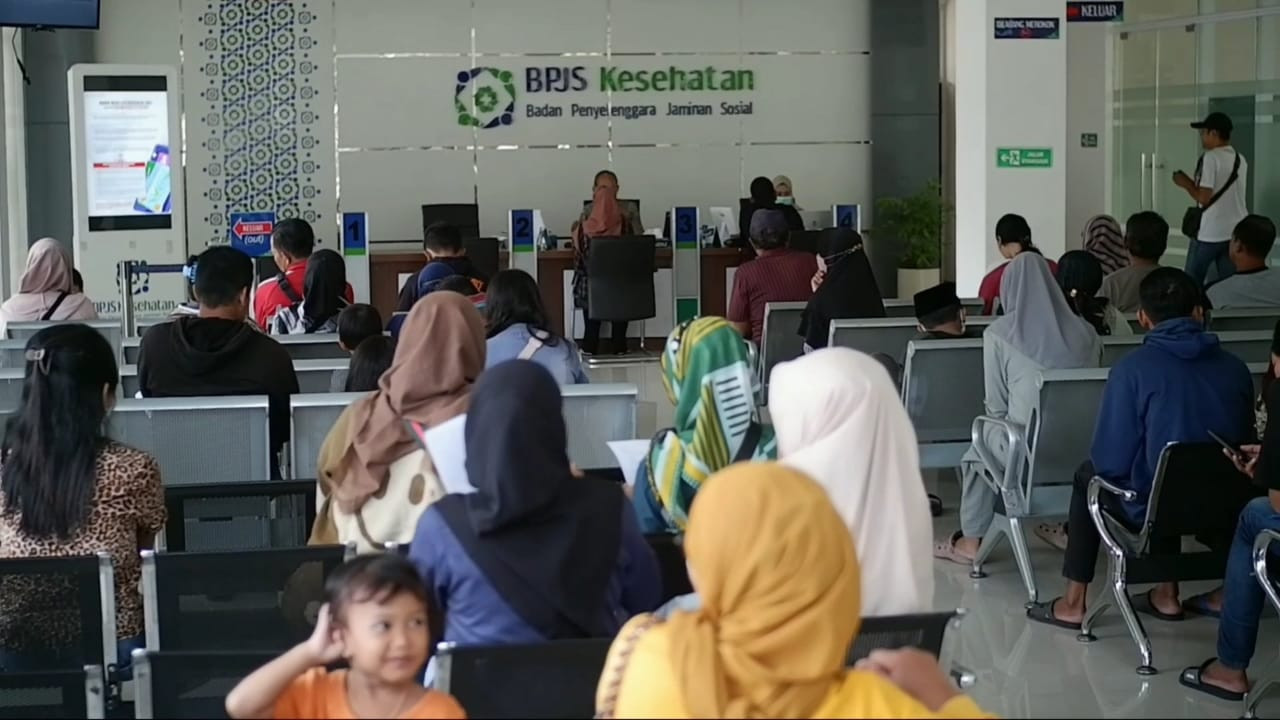 Pelayanan di kantor BPJS Kesehatan Tulungagung. (Foto: Bramanta Pamungkas/jatimnow.com)