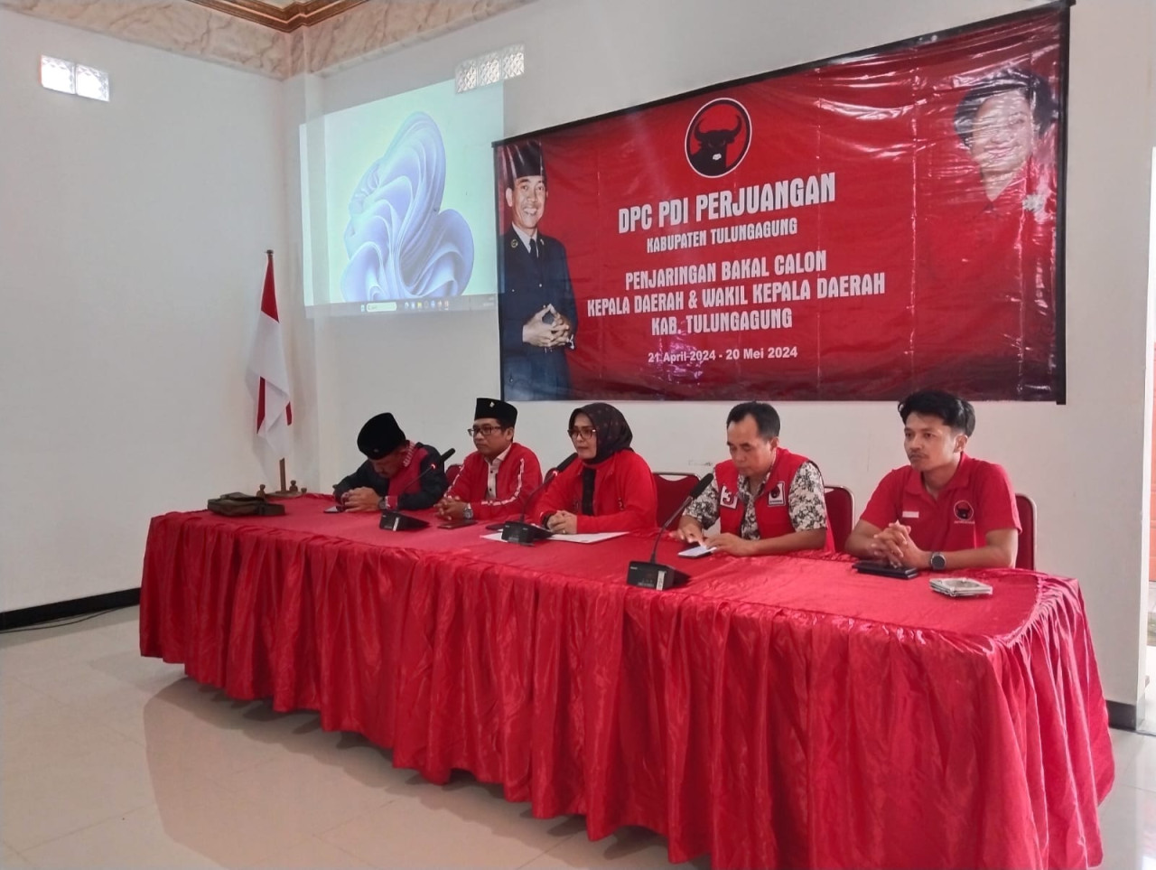 DPC PDIP Tulungagung saat melakukan konferensi pers terkait penjaringan bakal calon kepala daerah. (Foto: Bramanta Pamungkas/jatimnow.com)