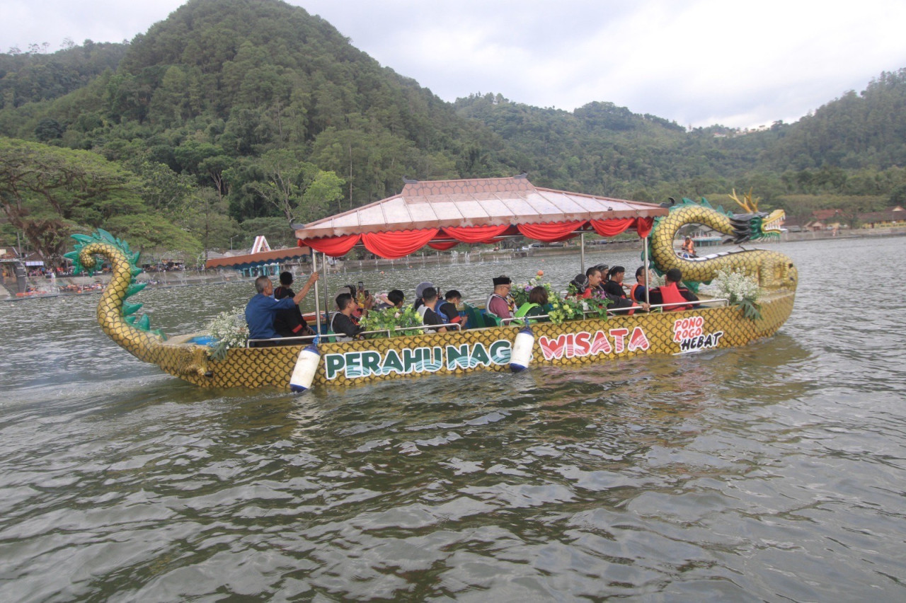 Wisatawan menikmati suana Telaga Ngebel Ponorogo. (Foto: Ahmad Fauzani/jatimnow.com)