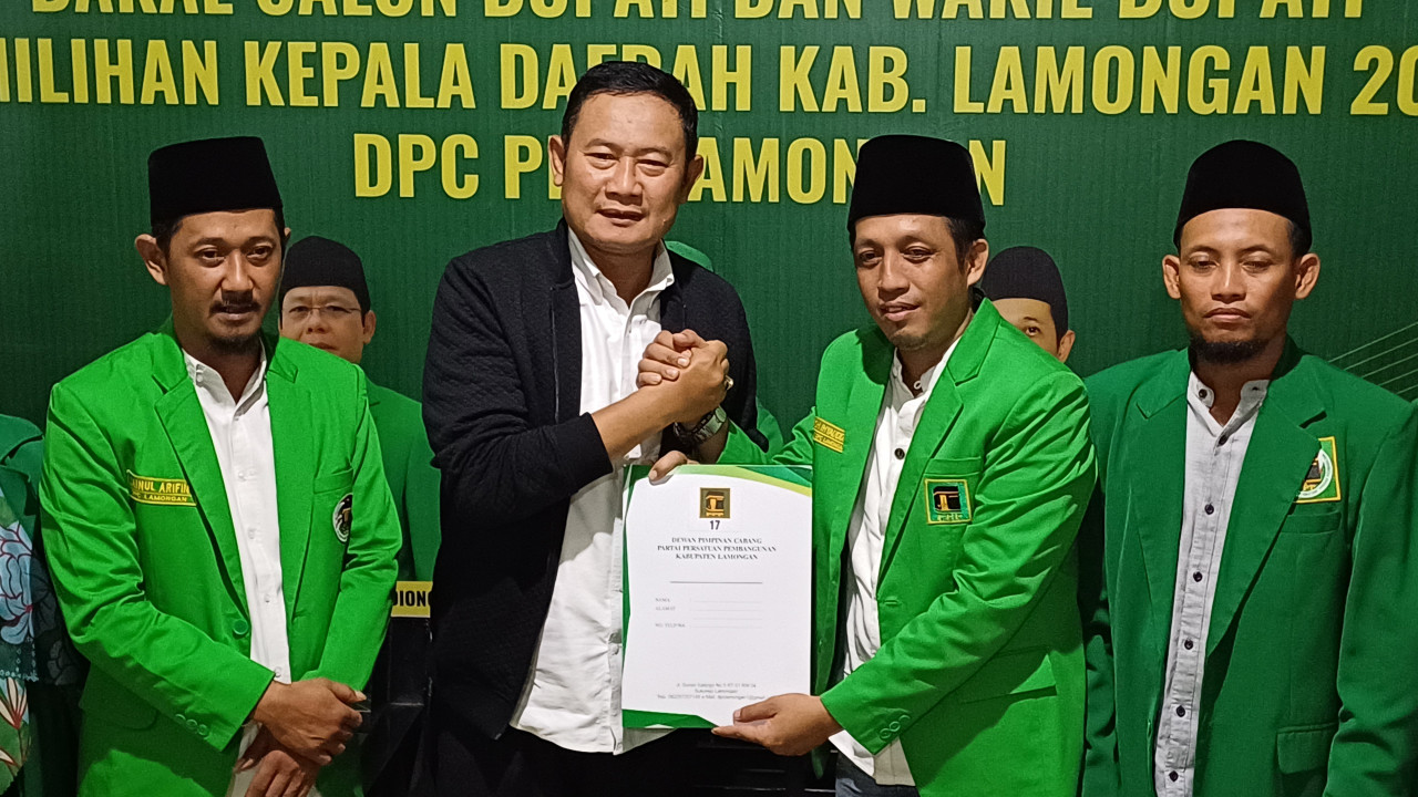 Pak Yes saat menyerahkan berkas kelengkapan Bacabup Lamongan ke PPP. (Foto : Adyad Ammy Iffansah/jatimnow.com)