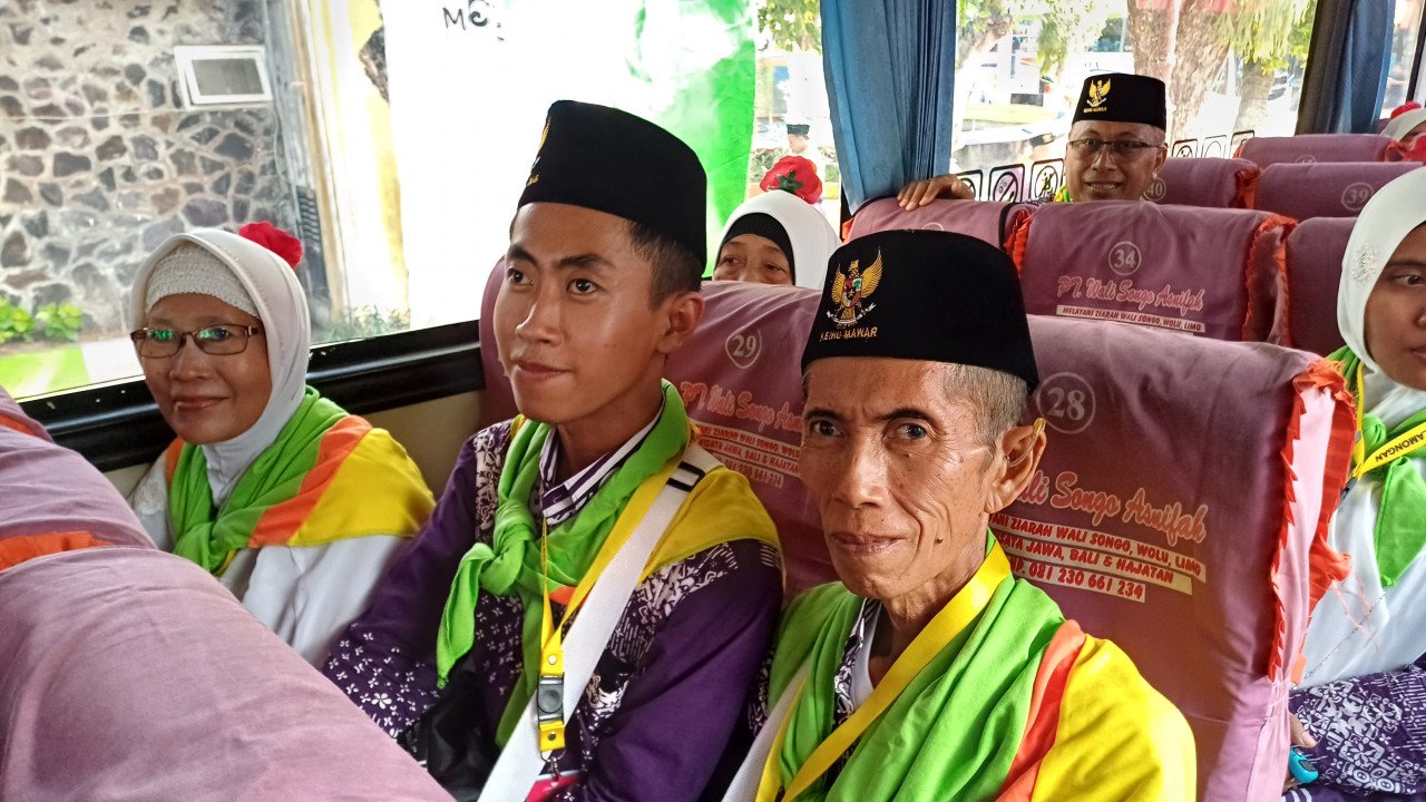 Alfian Pambudi bersama kedua orang tuanya saat hendak berangkat haji. (Foto: Adyad Ammy Iffansah/jatimnow.com)