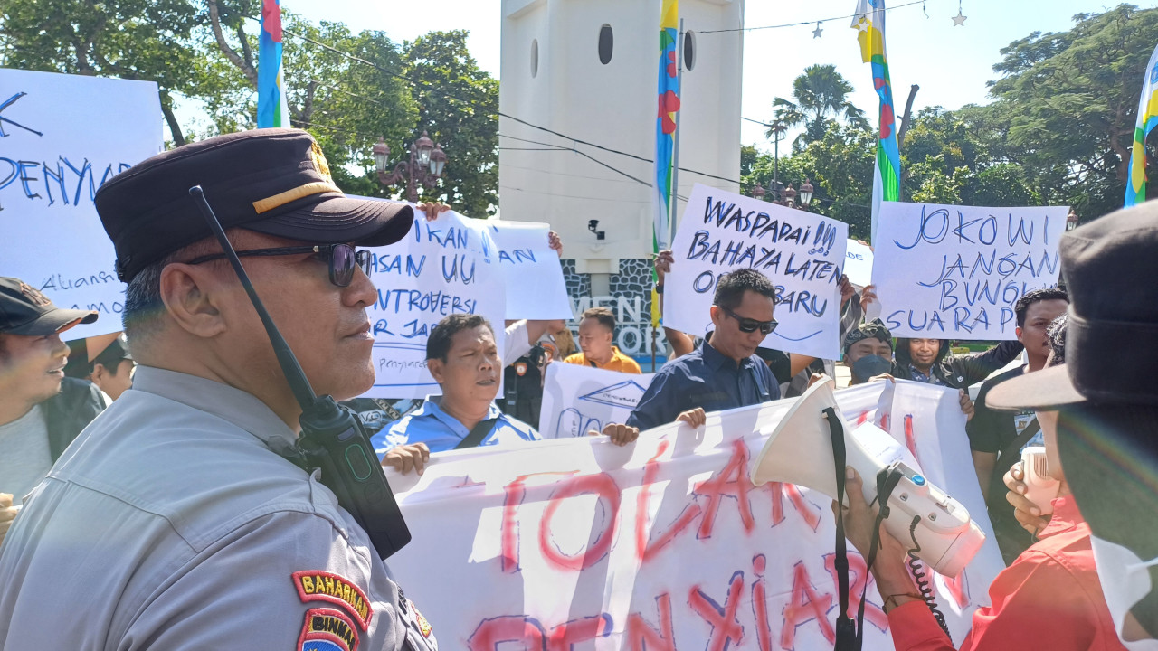 Demo tolak RUU Penyiaran oleh Aliansi Jurnalis Lamongan. (Foto: Adyad Ammy Iffansah/jatimnow.com)