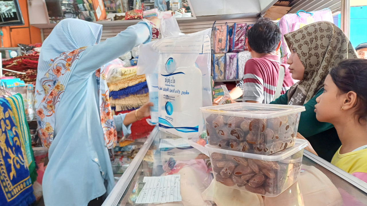 Berkah Musim Haji, Pedagang Oleh-oleh di Lamongan Raup Untung Puluhan Juta