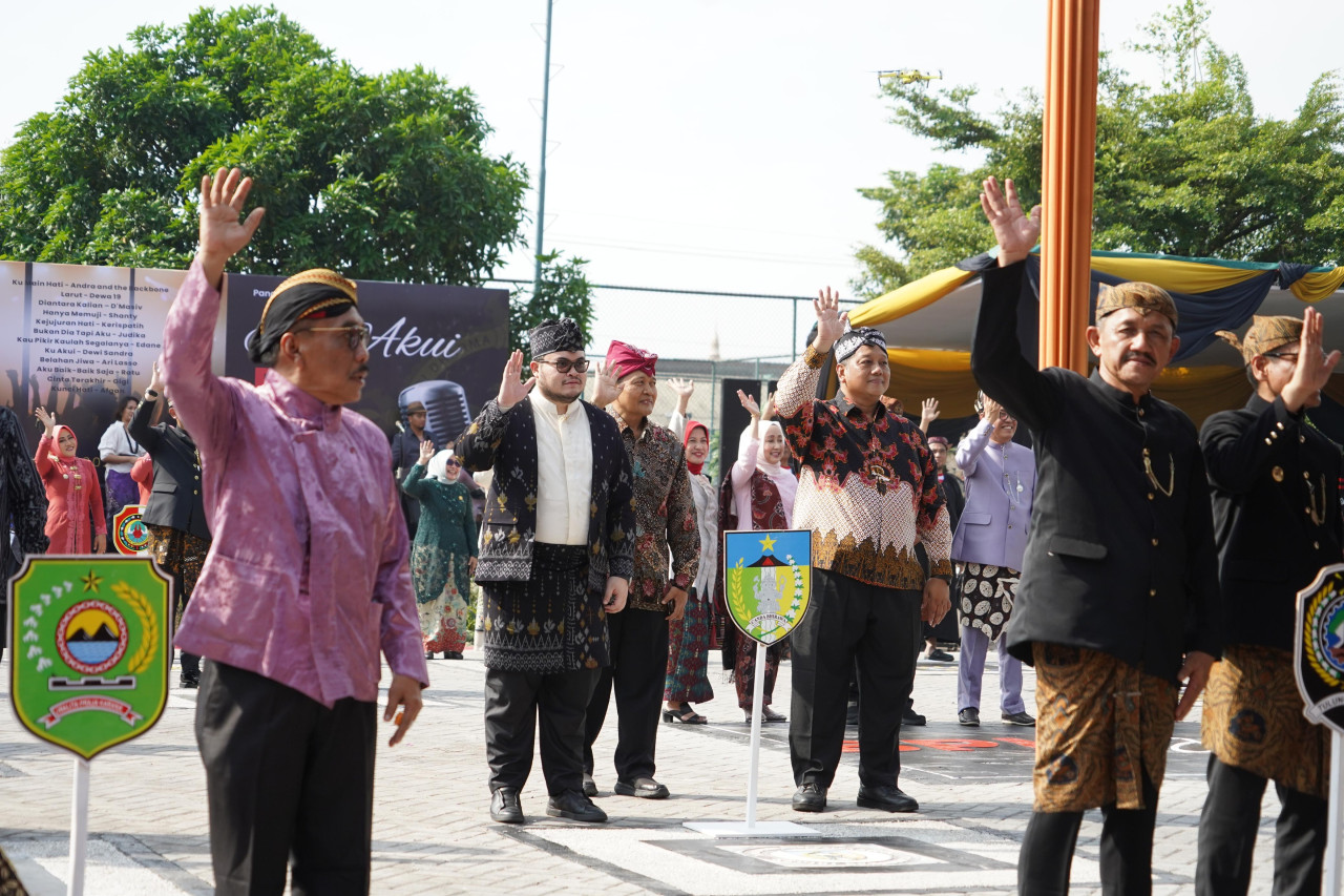 Bulati Kediri dan Ketua DPRD Kabupaten Kediri saat menerima WTP. (Foto: Humas Pemkab Kediri/jatimnow.com)