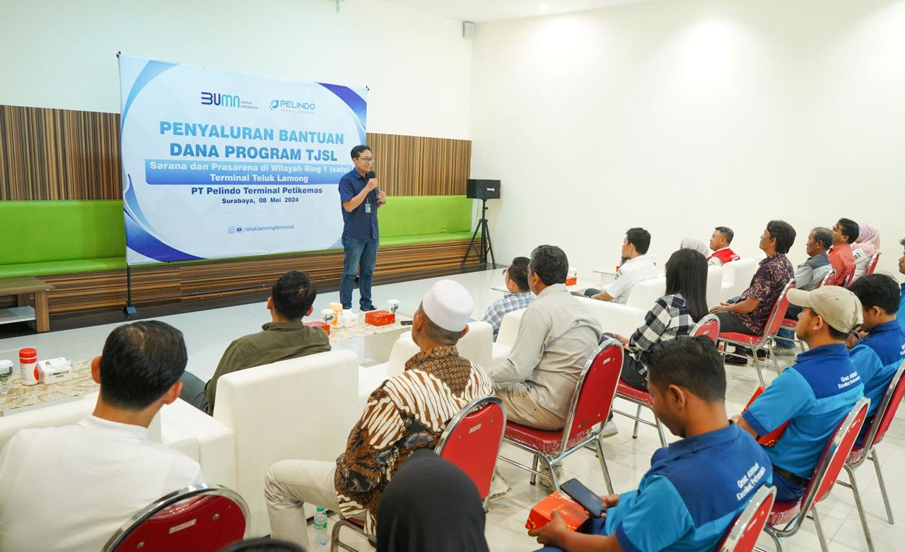 Penyaluran bantuam Terminal Teluk Lamong. (Foto: TTL/jatimnow.com)