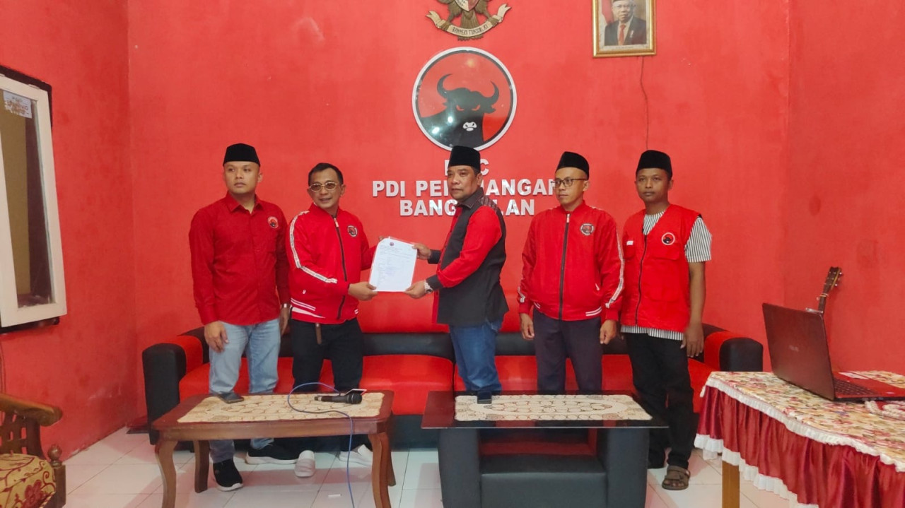 Mahfud saat menyerahkan berkas pendaftaran ke DPC PDIP Bangkalan. (Foto: PDIP/jatimnow.com)