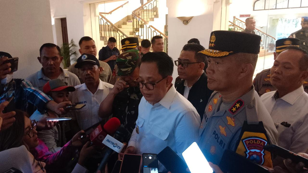 Pj Gubernur Jatim Adhy Karyono saat wawancara cegat usai audiensi bersama perwakilan serikat buruh (Foto: Misbahul Munir/jatimnow.com)