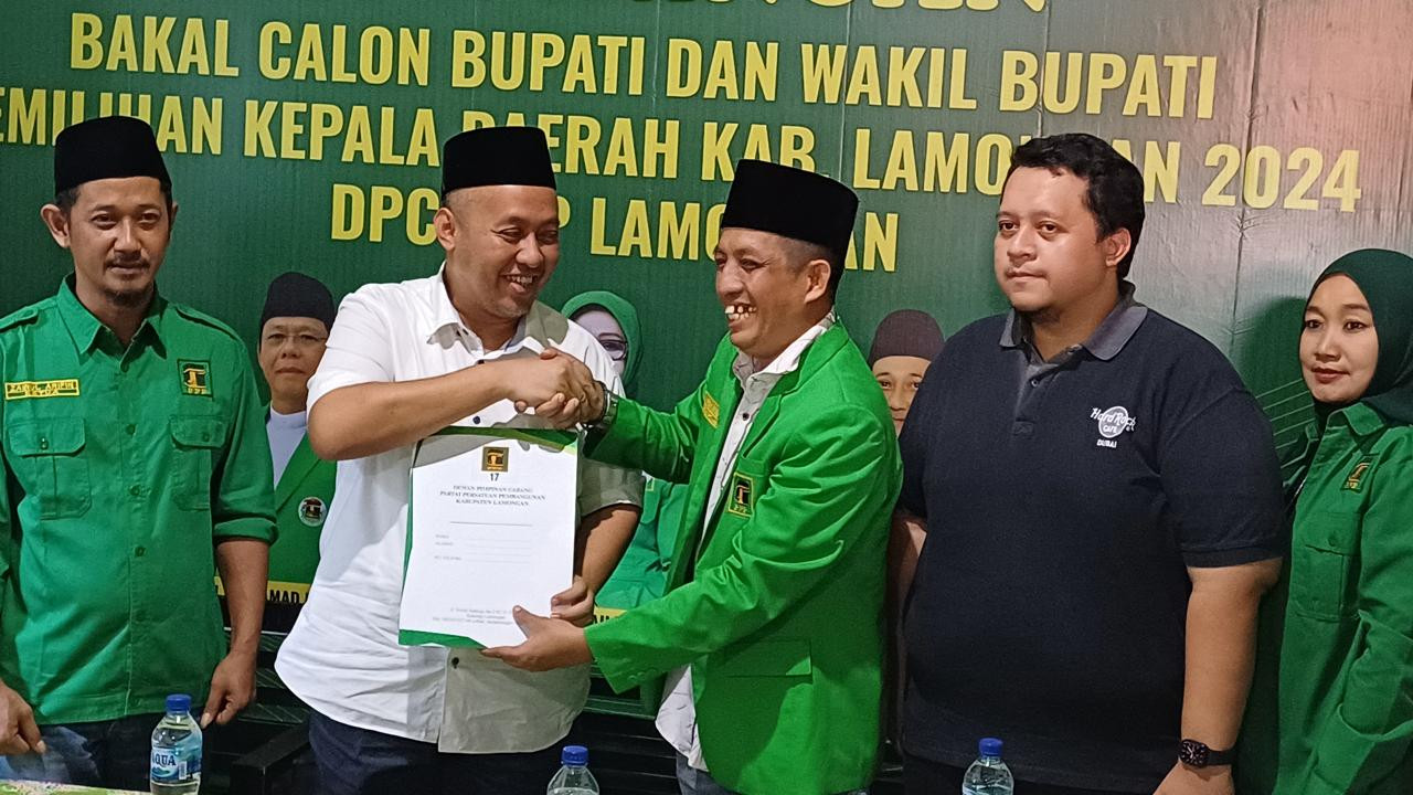 Debby Kurniawan saat mendaftar ke DPC PPP Lamongan. (Foto: Adyad Ammy Iffansah/jatimnow.com)