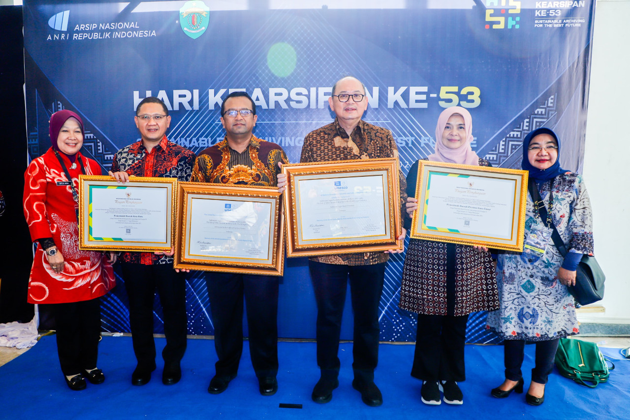 Pj Sekdaprov Bobby Soemiarsono saat menerima 2 penghargaan untuk Pemprov Jatim (foto: Humas Pemprov Jatim for jatimnow.com)