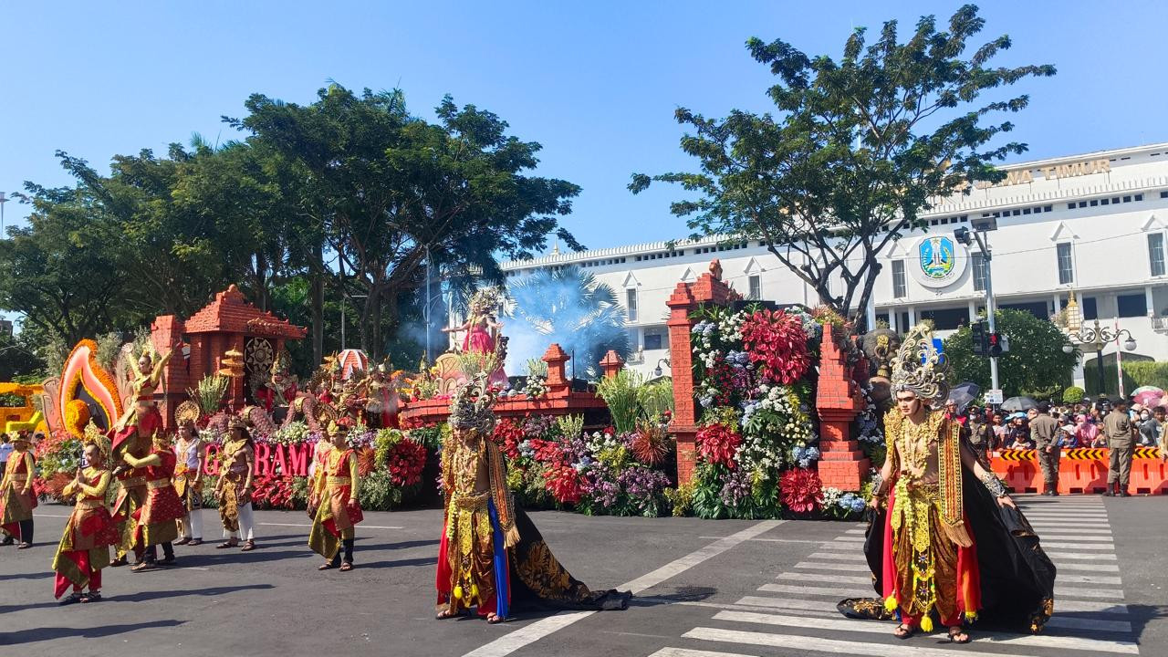 Penampilan kontingen Gudang Garam dalam Surabaya Vaganza 2024. (Foto: Misbahul Munir/jatimnow.com)