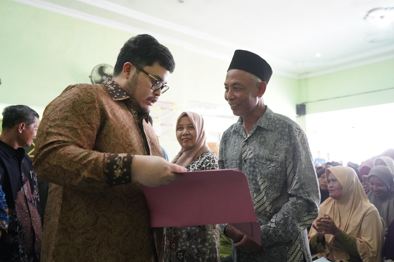 Mas Dhito menyerahkan sertifikat PTSL warga Kabupaten Kediri. (Foto: Humas Pemkab Kediri/jatimnow.com)