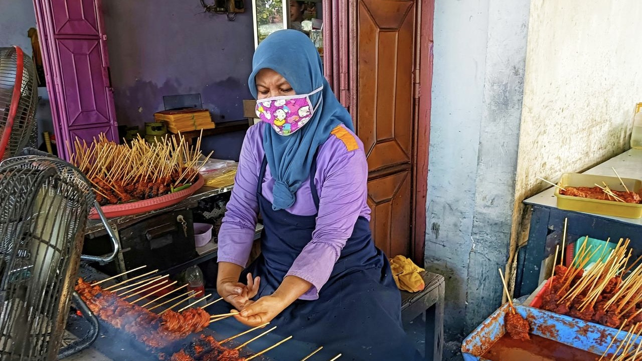 Sate Komo Prambon Sidoarjo. (Foto-foto: Ahaddiini HM/jatimnow.com)