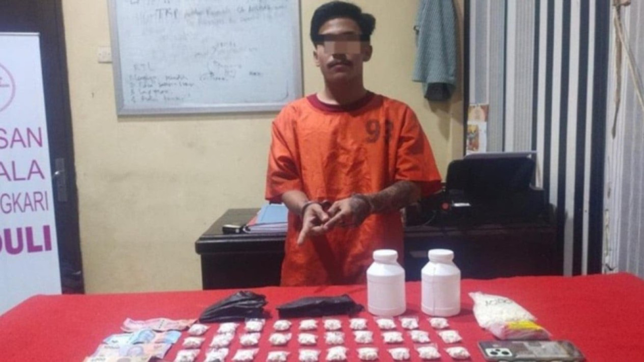 Pelaku pengedar pil koplo saat diamankan polisi. (Foto: Humas Polres Probolinggo for jatimnow.com)